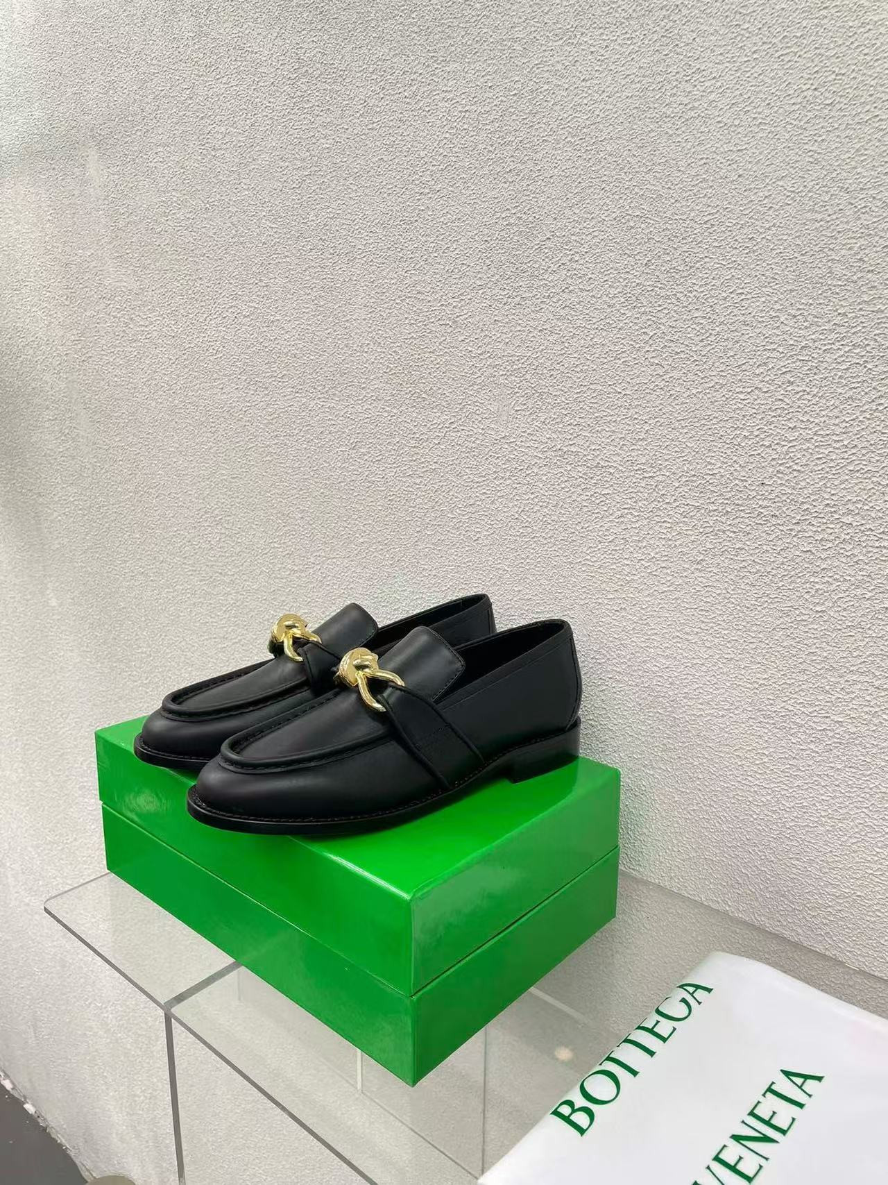 ua bo*te*ga Ve*ne*ta loafers shoes