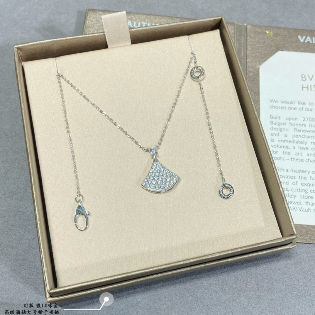 b*l*ai large Di*m*nd fan-shaped skirt necklace