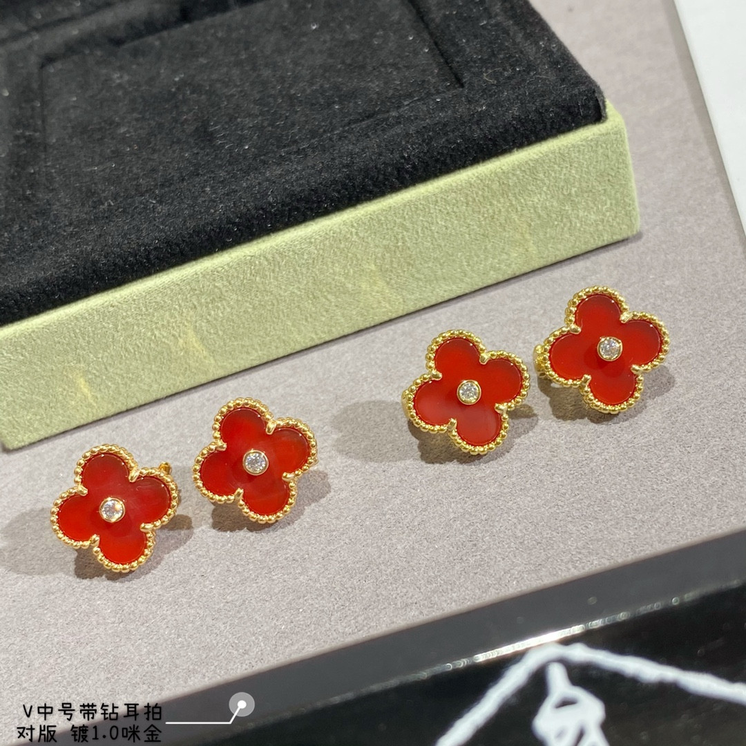 v*n cl*f & arpels four-leaf clover with Di*m*nd earrings