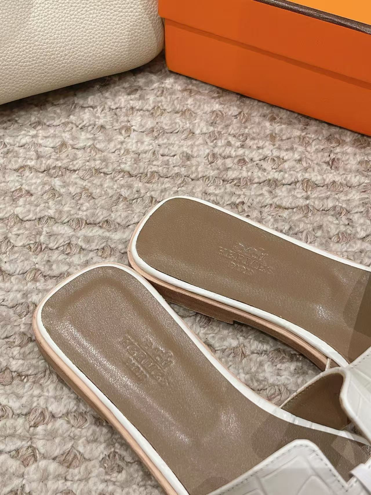 UA Hermès Oran sandal