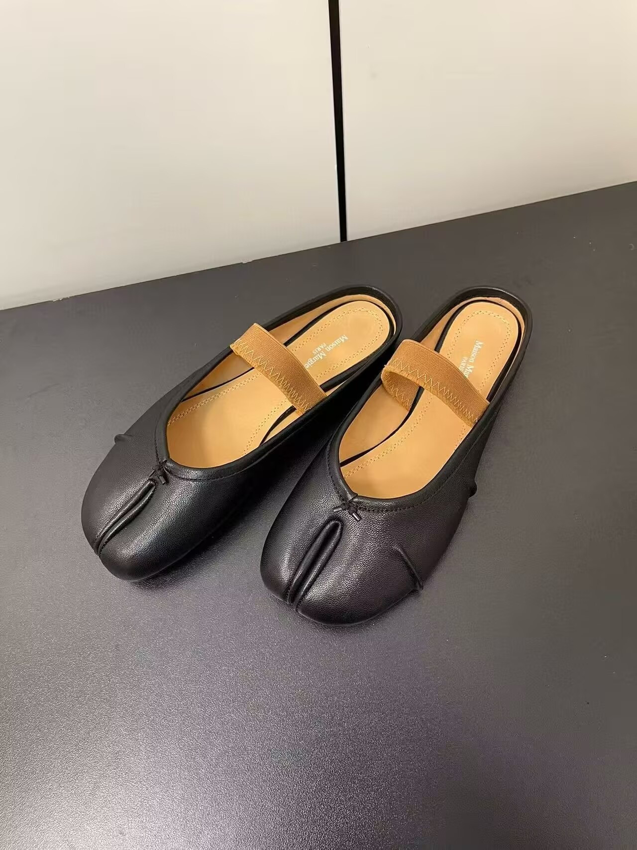 ua ma*s*n Ma*i*la split-toe leather ballerina mules black