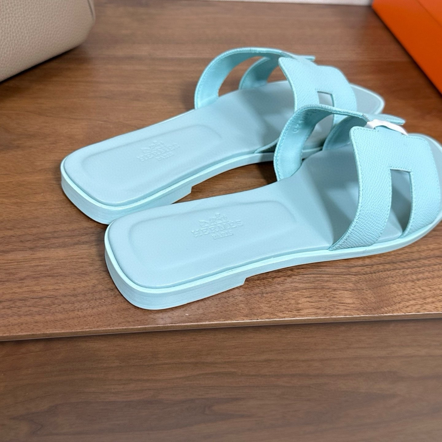 UA Hermès Oran sandal