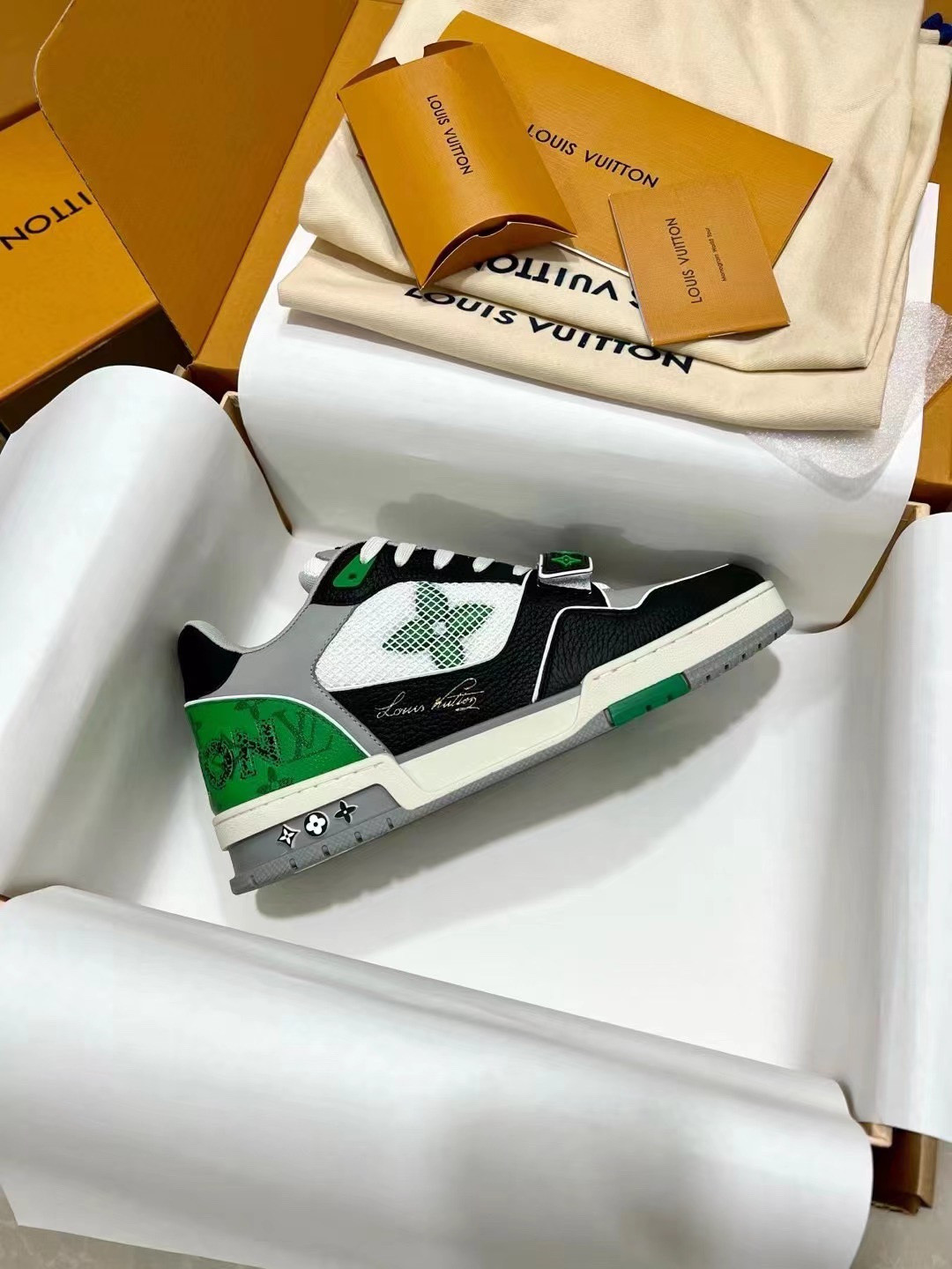 ua l0*is V*t0n lv trainer monogram strap black white green