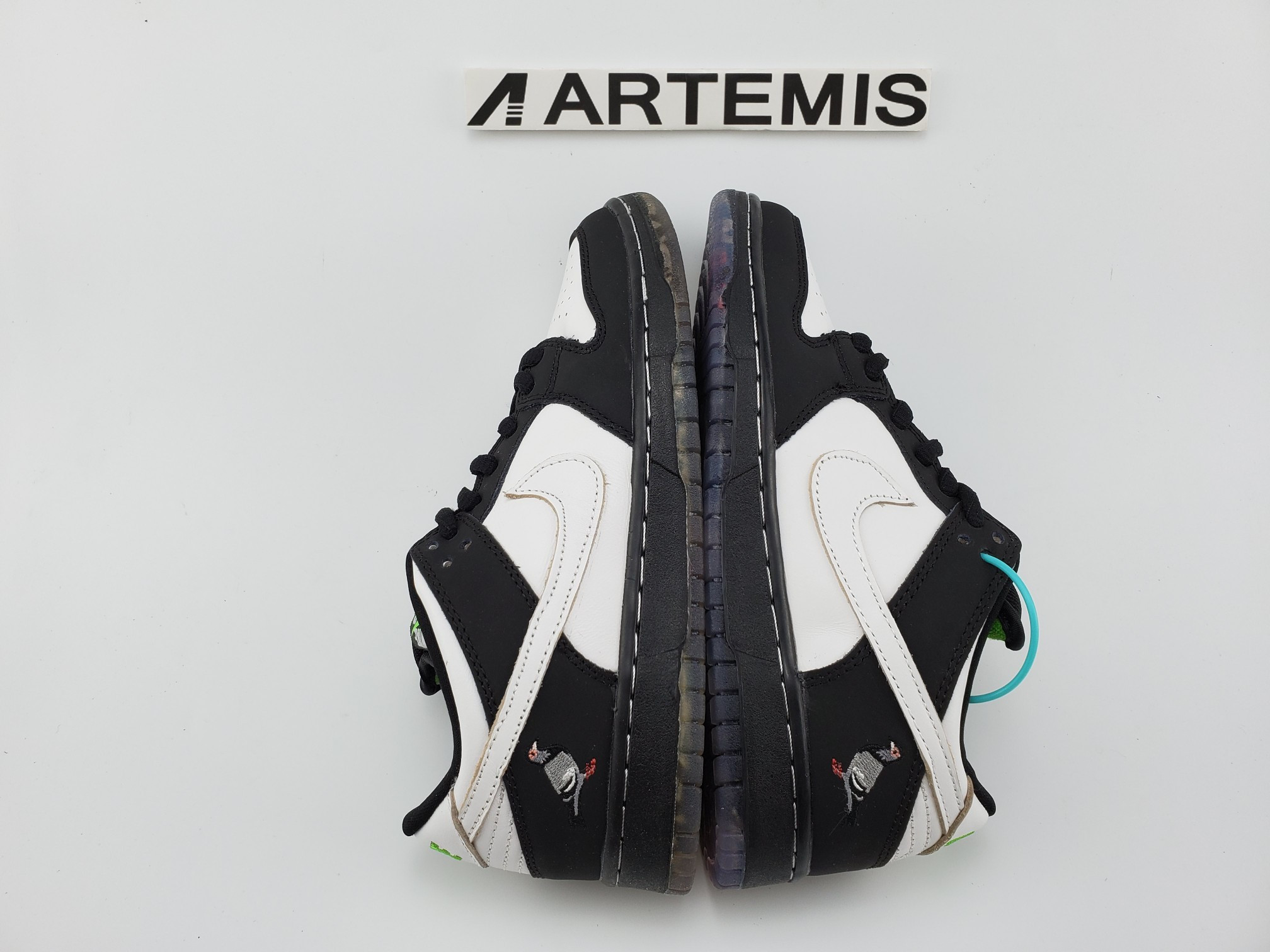 Nike SB Dunk Low Staple Panda Pigeon