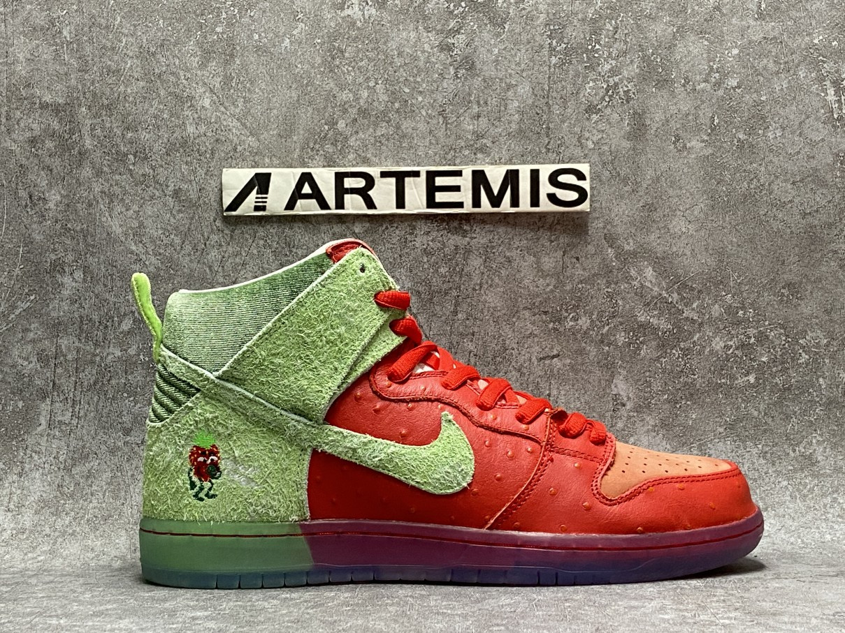 Nike SB Dunk High Strawberry Cough