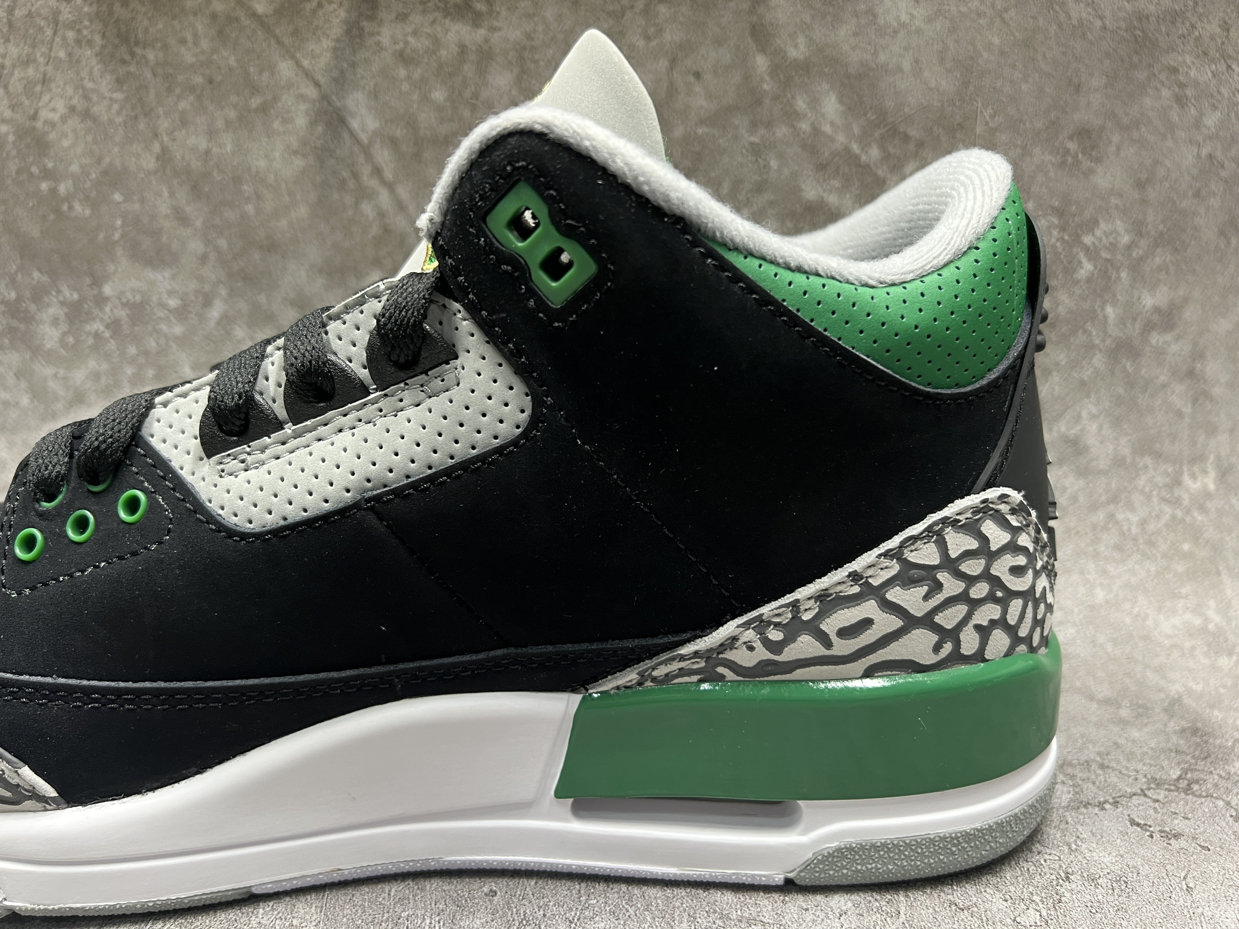 Air Jordan 3 Retro Pine Green