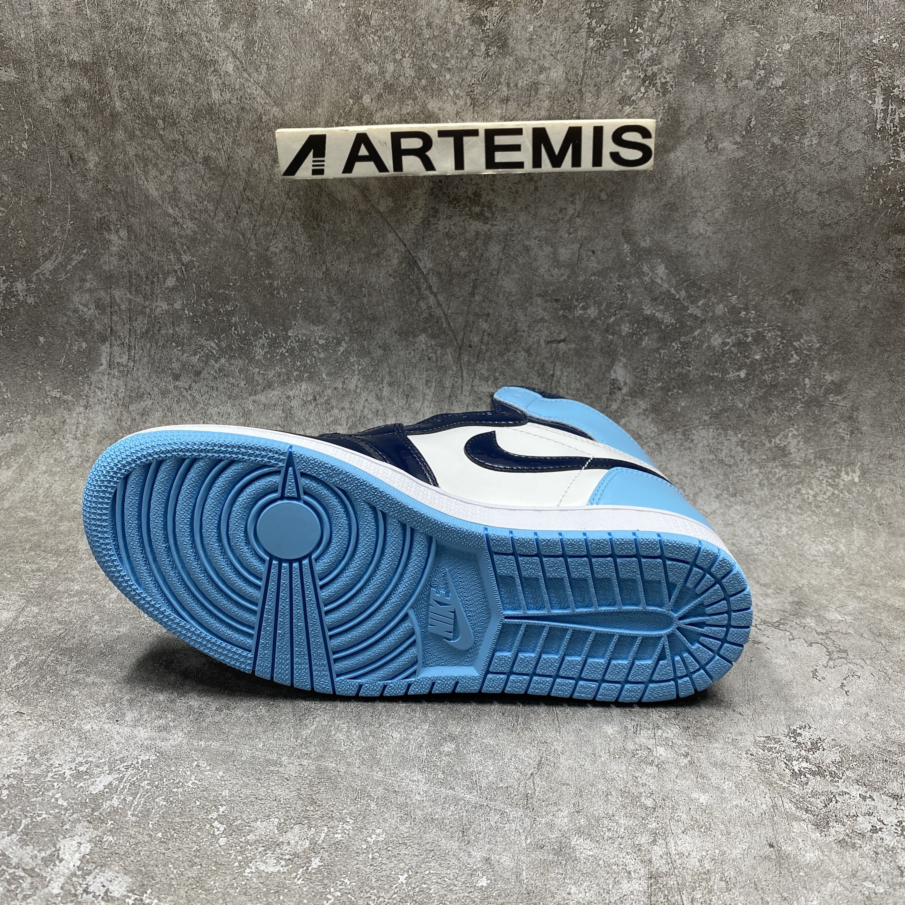 Air Jordan 1 Retro High UNC Patent Blue Chill