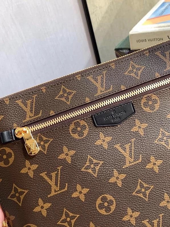 LV NEW POUCH M60417
