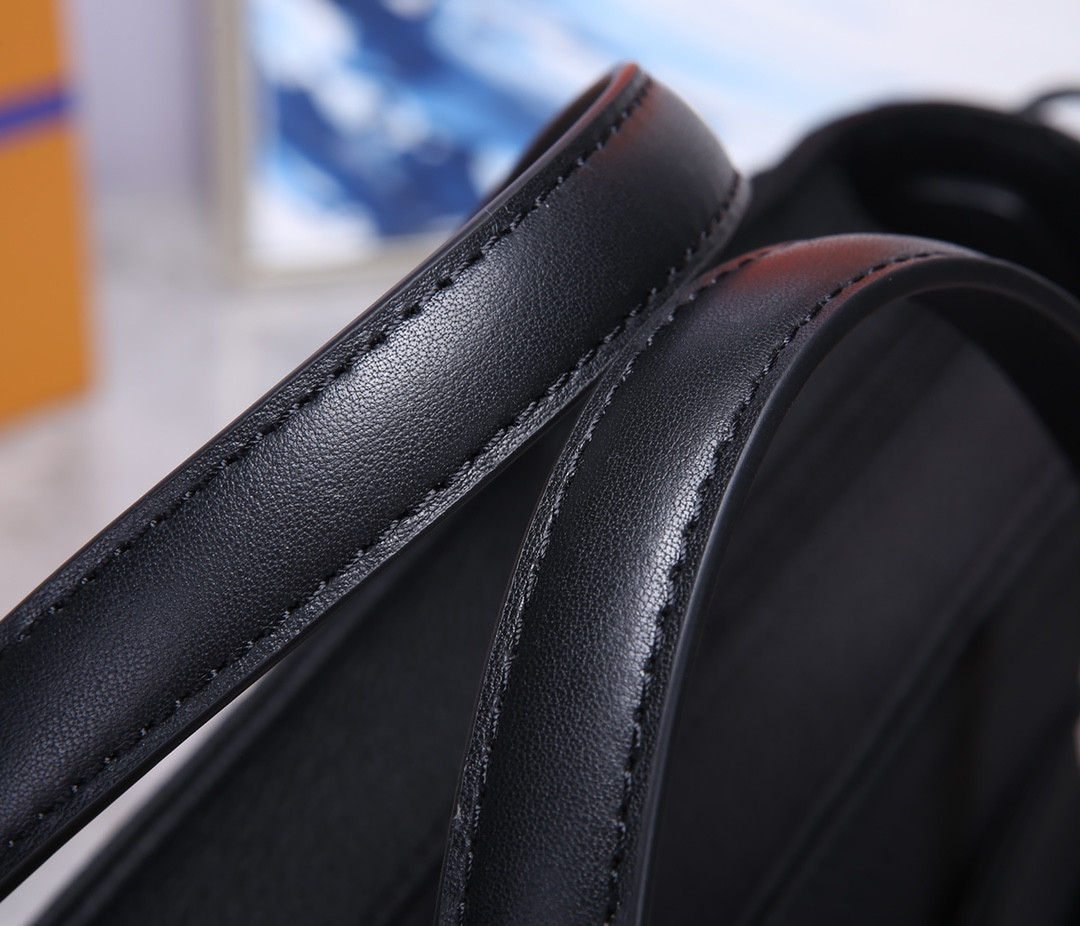 LV CHRISTOPHER TOTE M58479