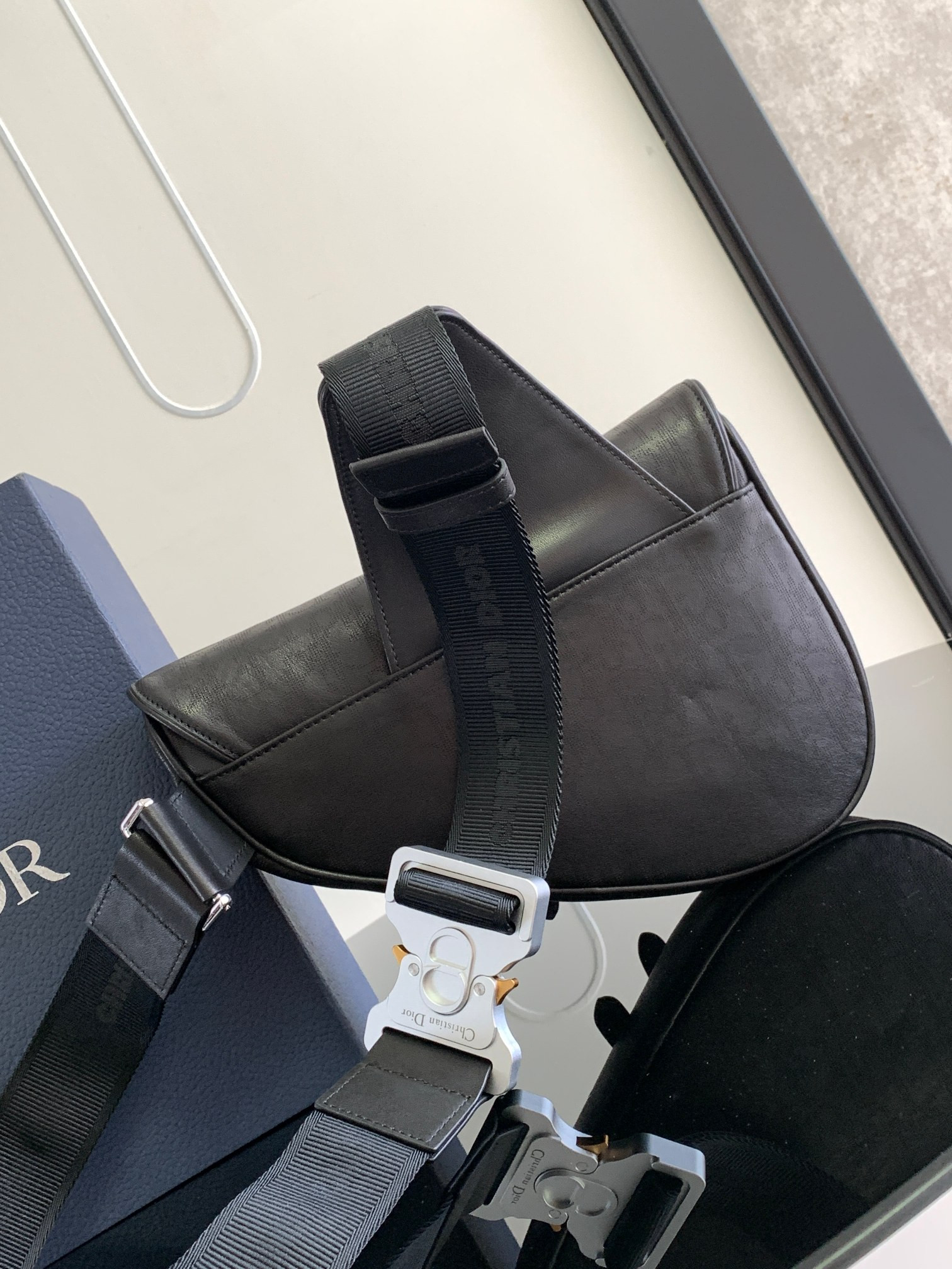 ch**an D*or D*or homme bags leather black 26 x 19 x 4.5 cm