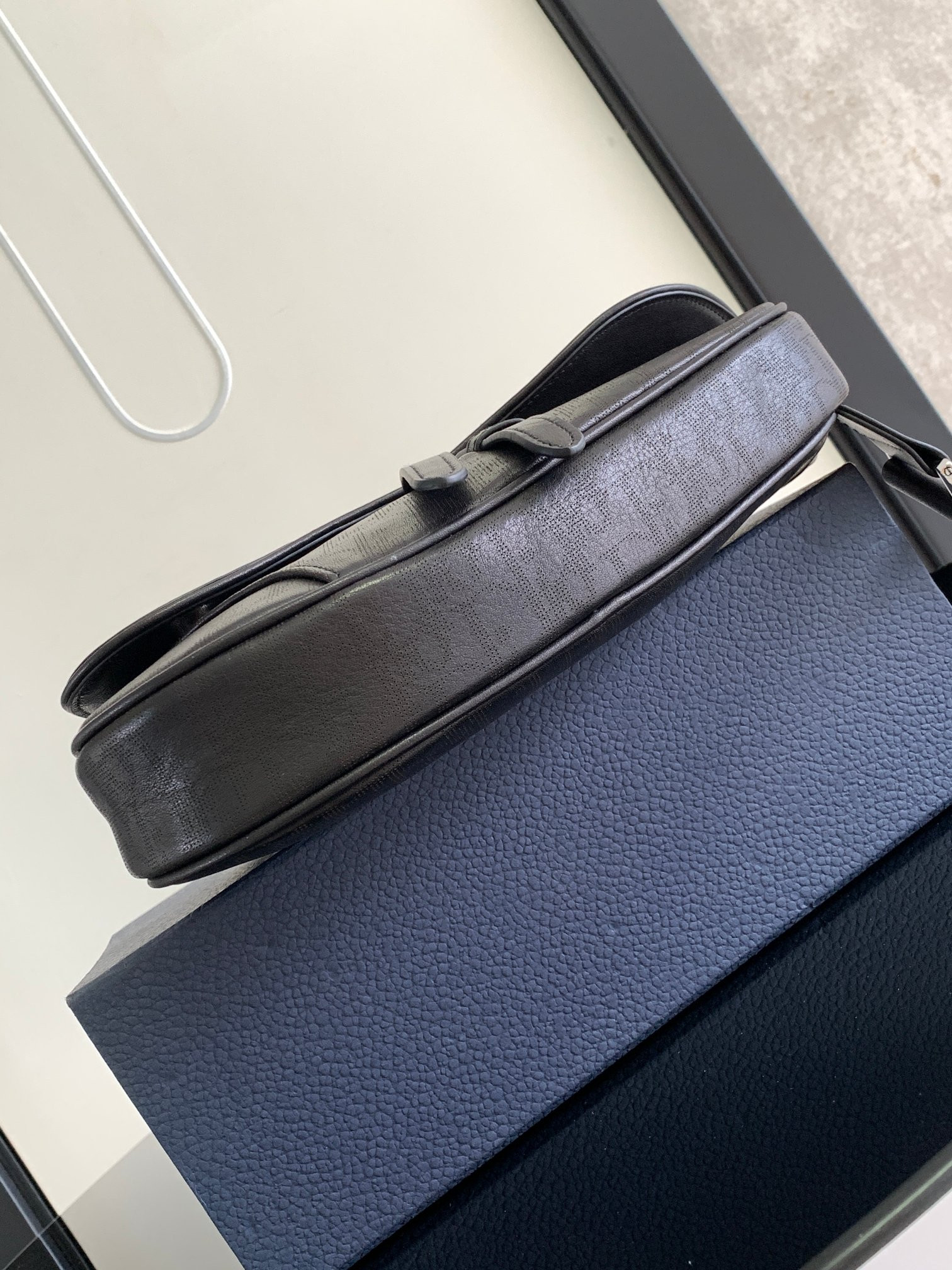 ch**an D*or D*or homme bags leather black 26 x 19 x 4.5 cm