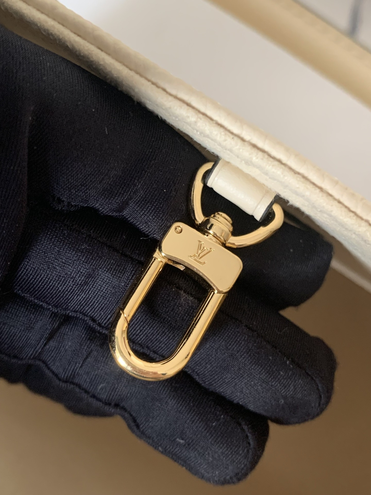 LV Onthego MM M45493 13.8 x 10.6 x 5.5 inches