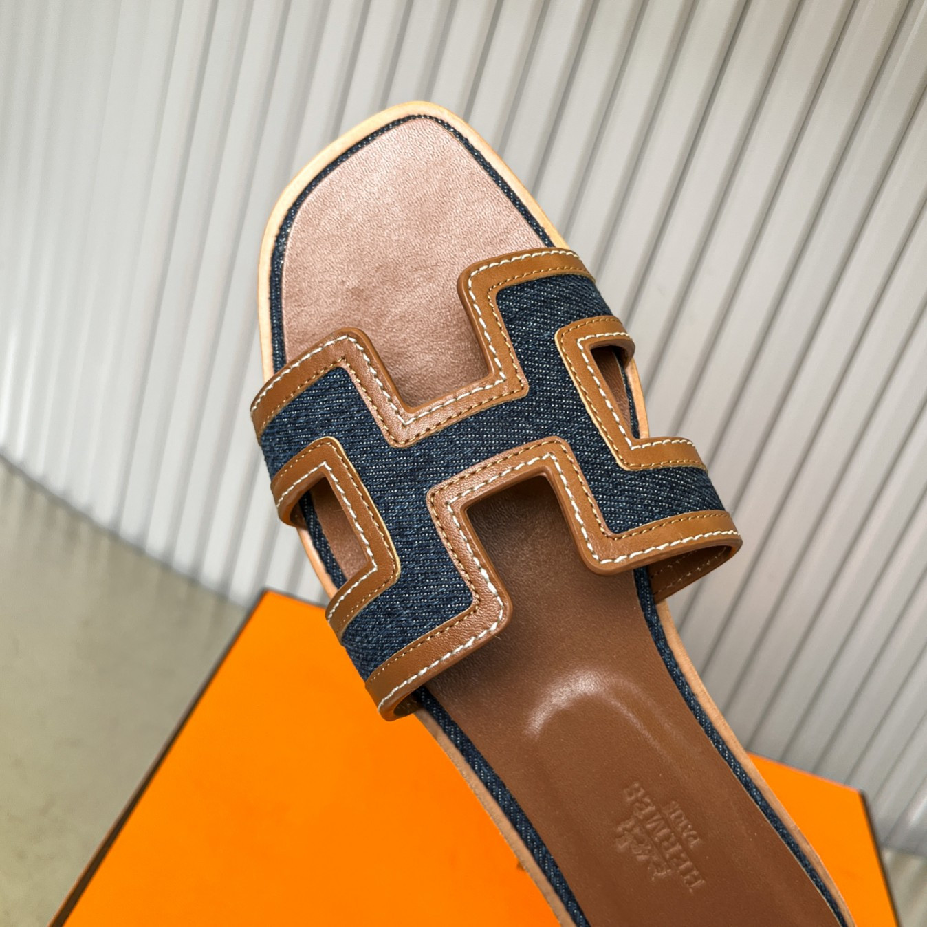 UA Hermès Oran sandal