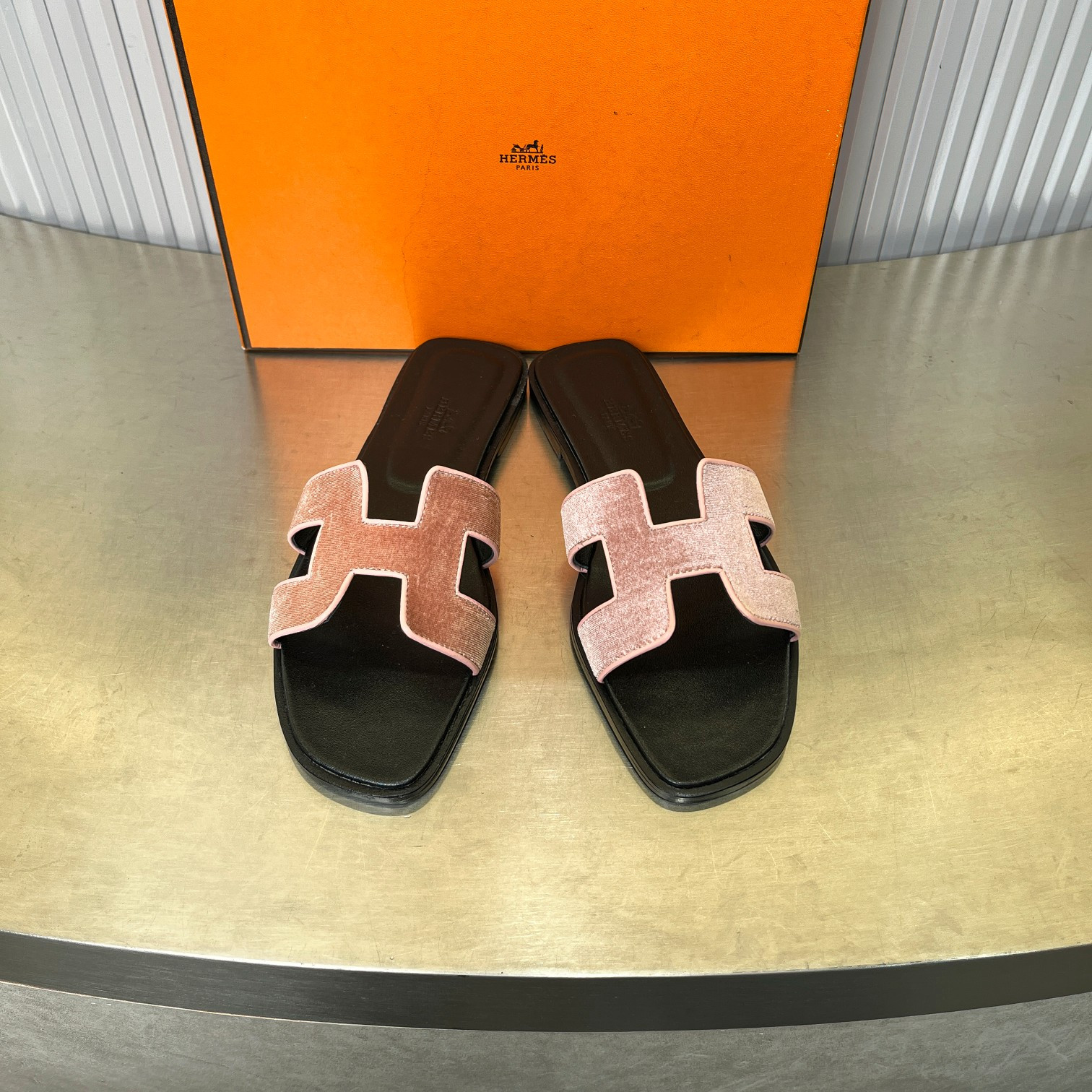 UA Hermès Oran sandal