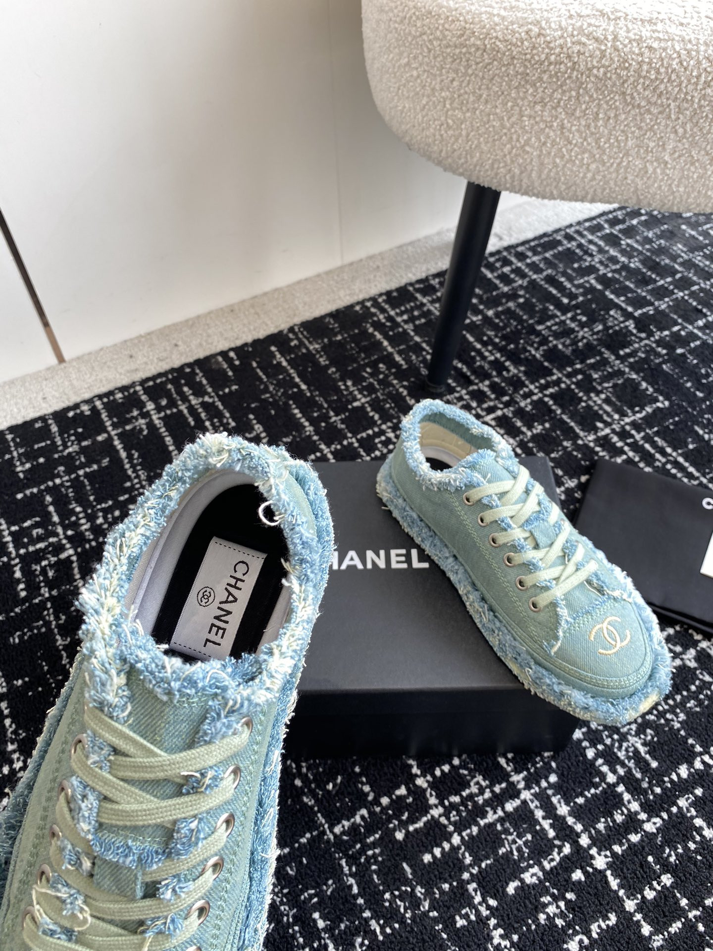 ua Ch*el sneaker