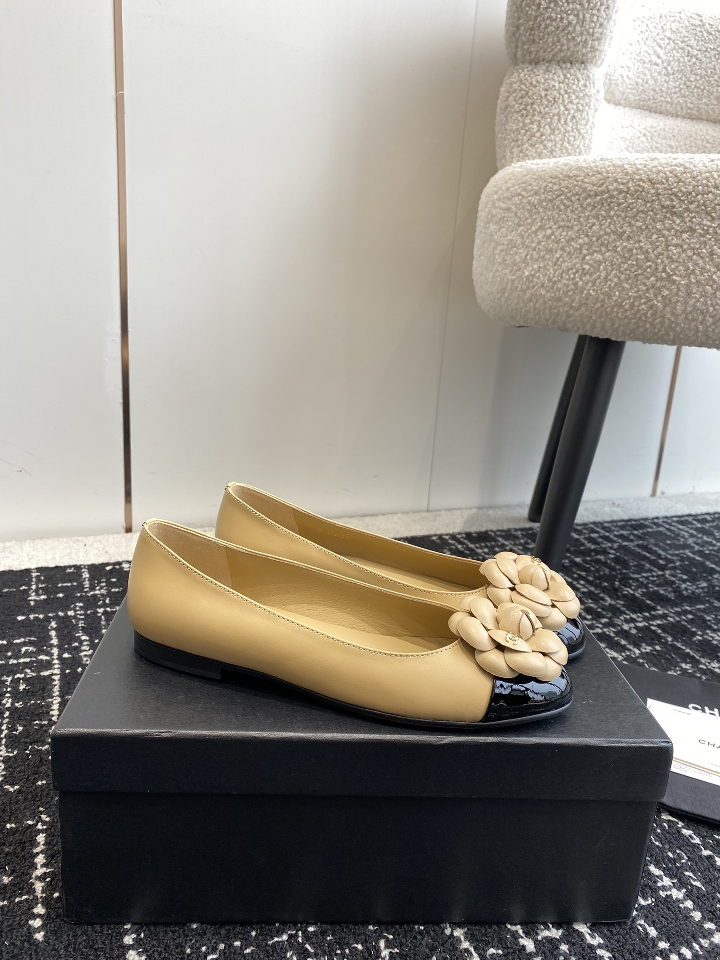 ua Ch*el ballet flats