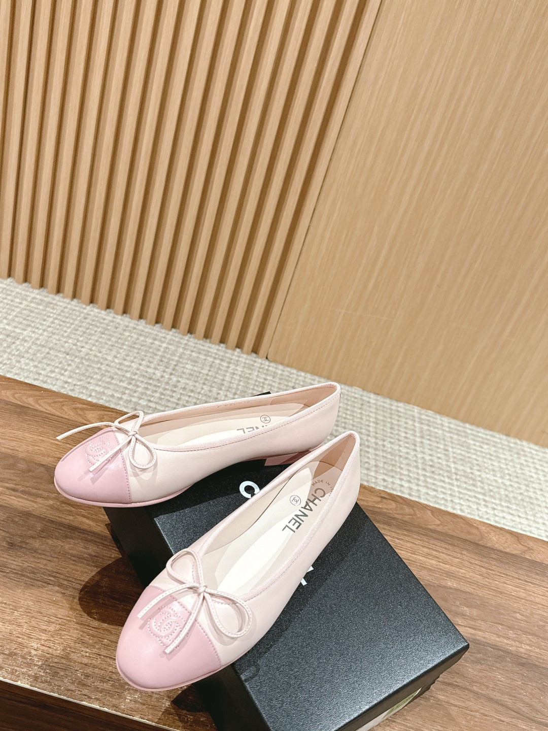 ua Ch*el ballet flats