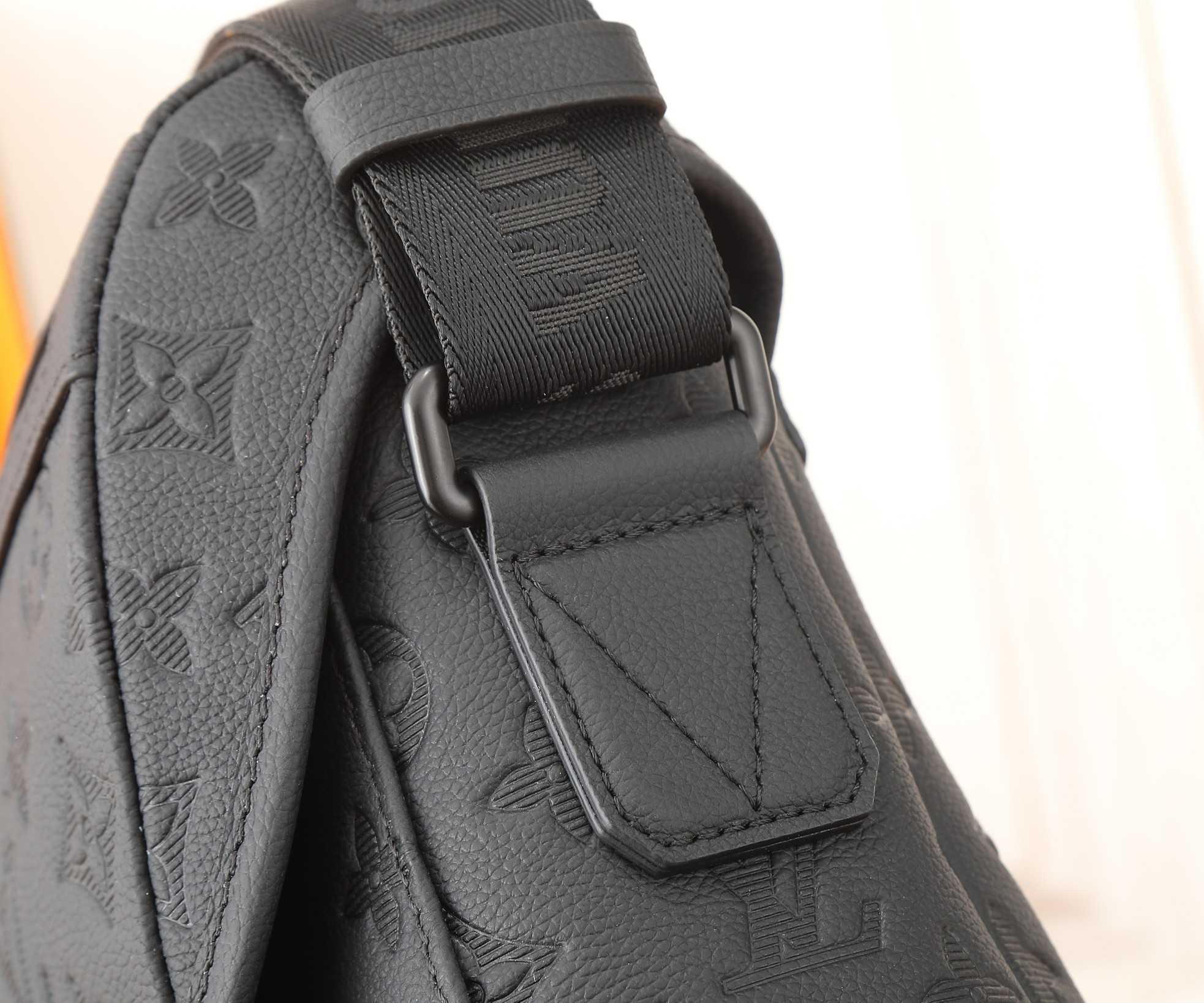 LV Messenger Voyager PM M25121 33x22.5x11CM