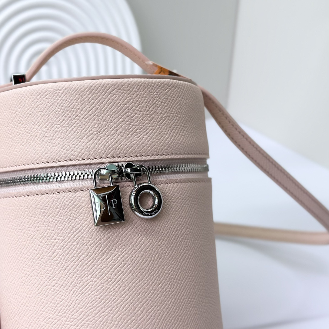 L**o p*ana extra case textured calfskin 12 x16 x12cm