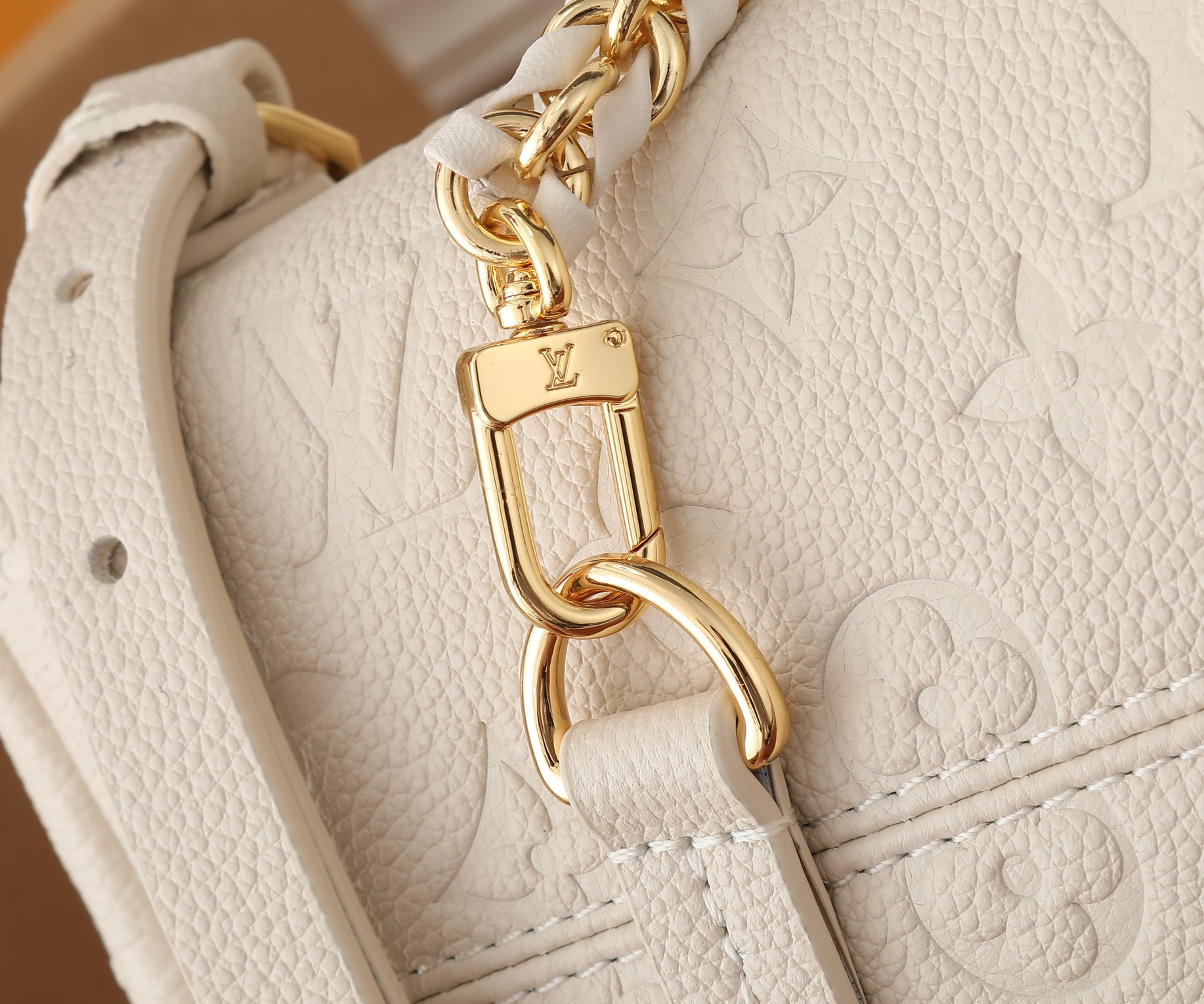 LV Backup M47106 7.9 x 8.7 x 5.5 inches