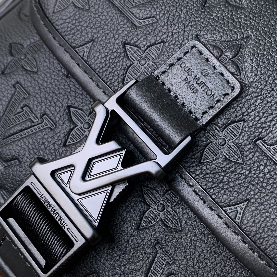 LV Getaway Messenger M12516  17 x 7.8 x 18 cm