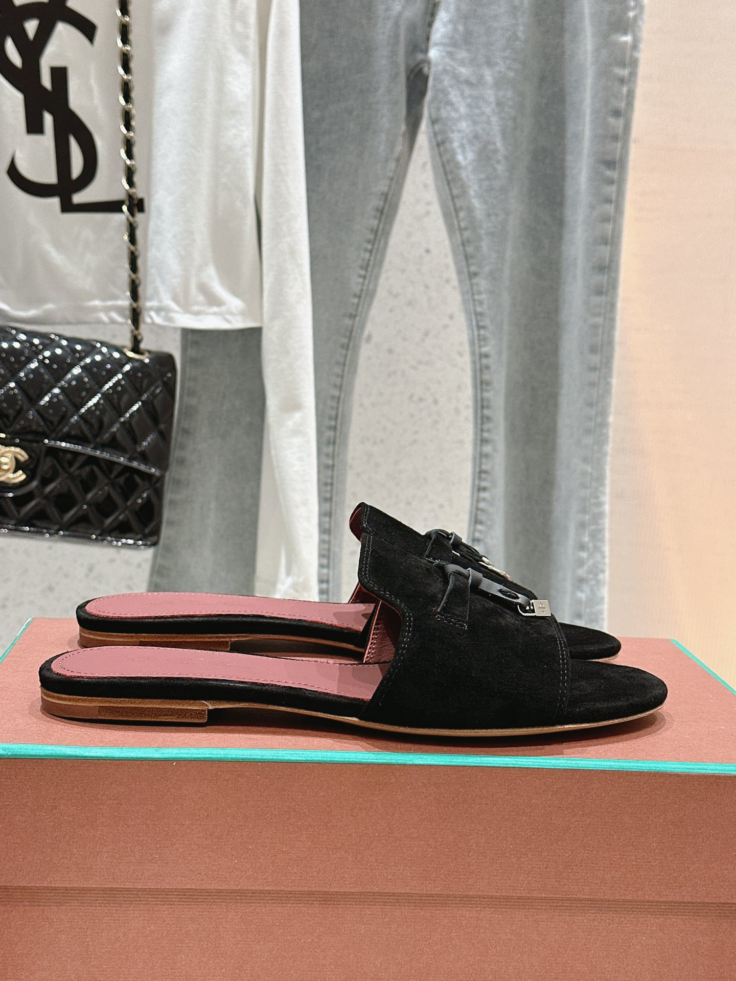 ua L**o p*ana summer charms sandal