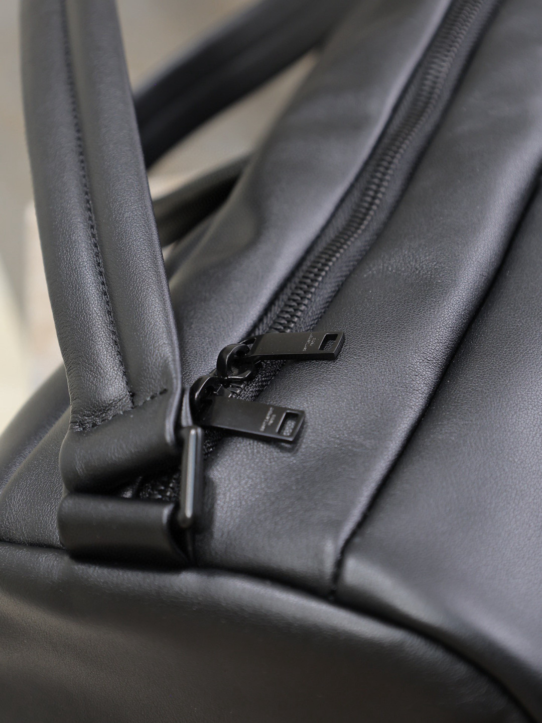 y*l Sa**t Lau*nt duffle in lambskin 53x24x22cm