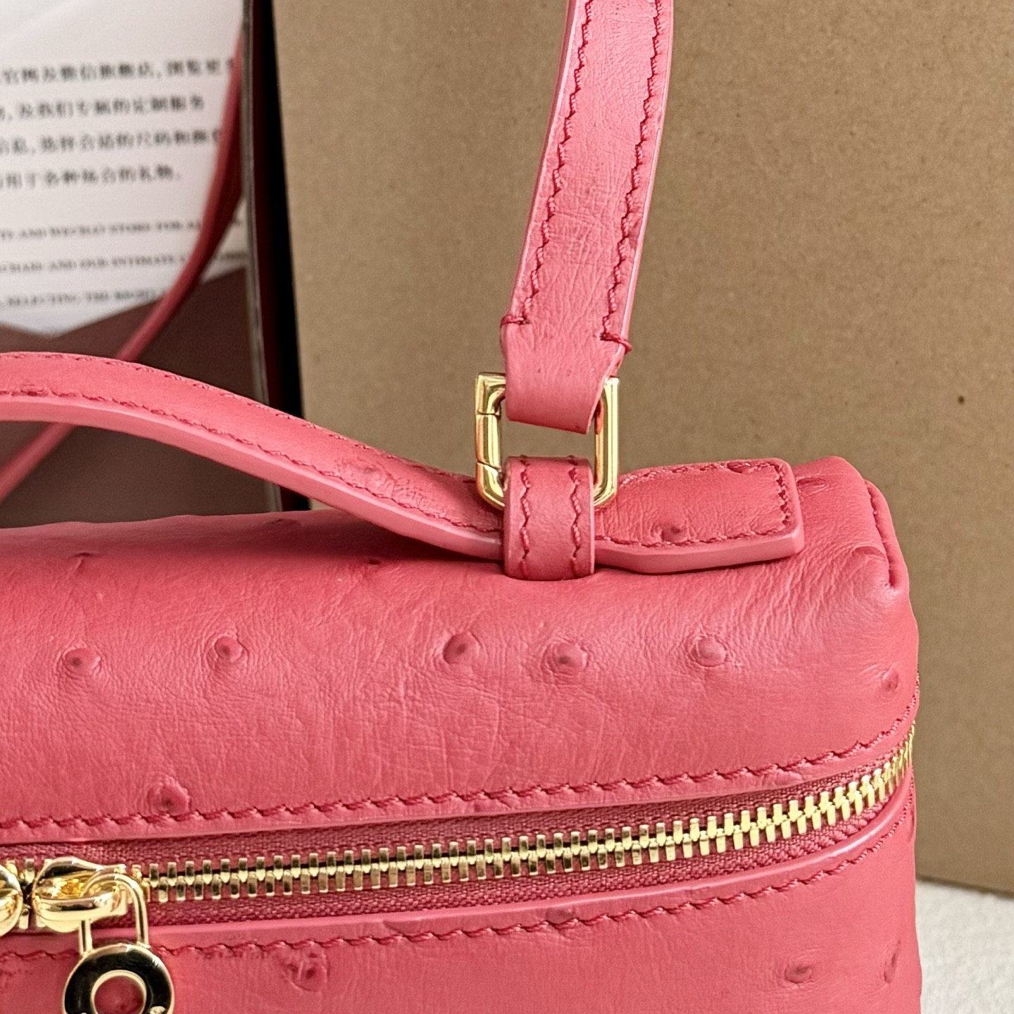 L**o p*ana extra pocket l19 ostrich-grained leather 11 x 19 x 6.5 cm